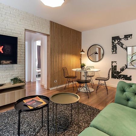 Downtown Retreat: Spacious 2-Br By Unirii Square Boekarest Buitenkant foto