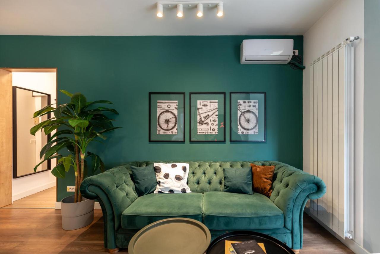 Downtown Retreat: Spacious 2-Br By Unirii Square Boekarest Buitenkant foto