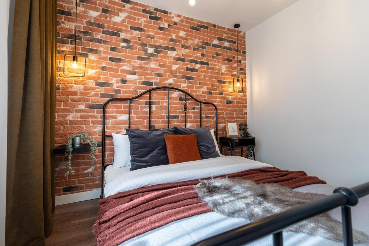 Downtown Retreat: Spacious 2-Br By Unirii Square Boekarest Buitenkant foto