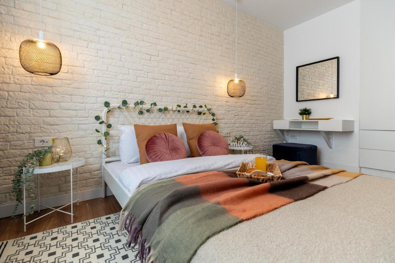 Downtown Retreat: Spacious 2-Br By Unirii Square Boekarest Buitenkant foto