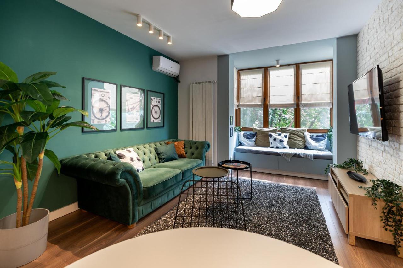 Downtown Retreat: Spacious 2-Br By Unirii Square Boekarest Buitenkant foto