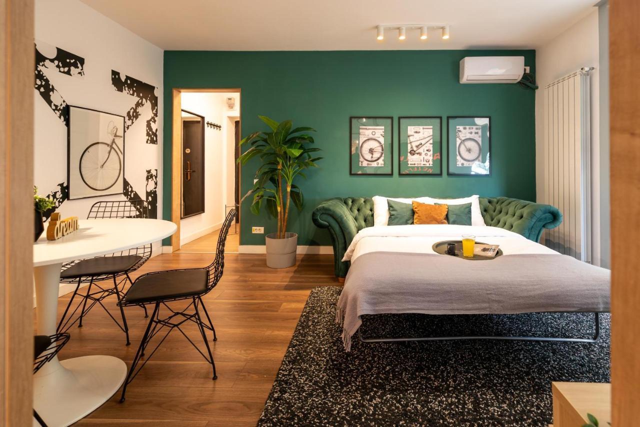 Downtown Retreat: Spacious 2-Br By Unirii Square Boekarest Buitenkant foto