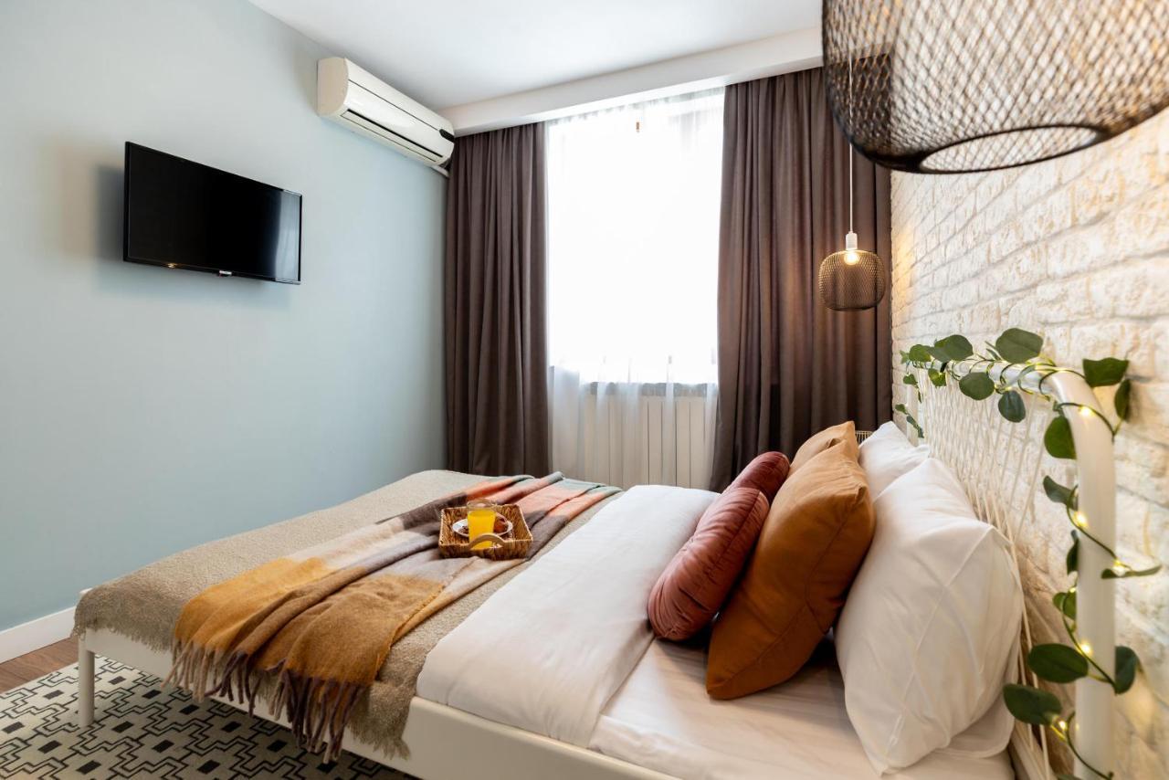 Downtown Retreat: Spacious 2-Br By Unirii Square Boekarest Buitenkant foto