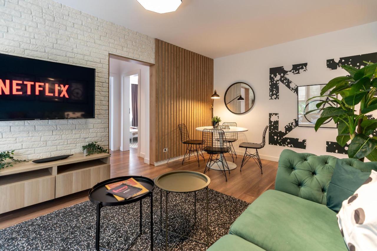 Downtown Retreat: Spacious 2-Br By Unirii Square Boekarest Buitenkant foto
