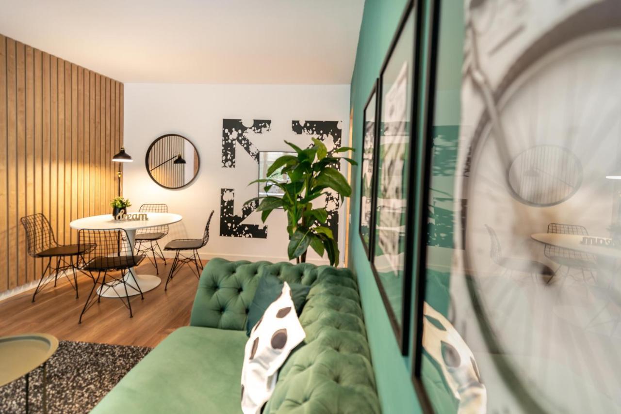 Downtown Retreat: Spacious 2-Br By Unirii Square Boekarest Buitenkant foto
