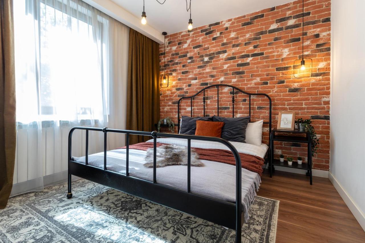 Downtown Retreat: Spacious 2-Br By Unirii Square Boekarest Buitenkant foto