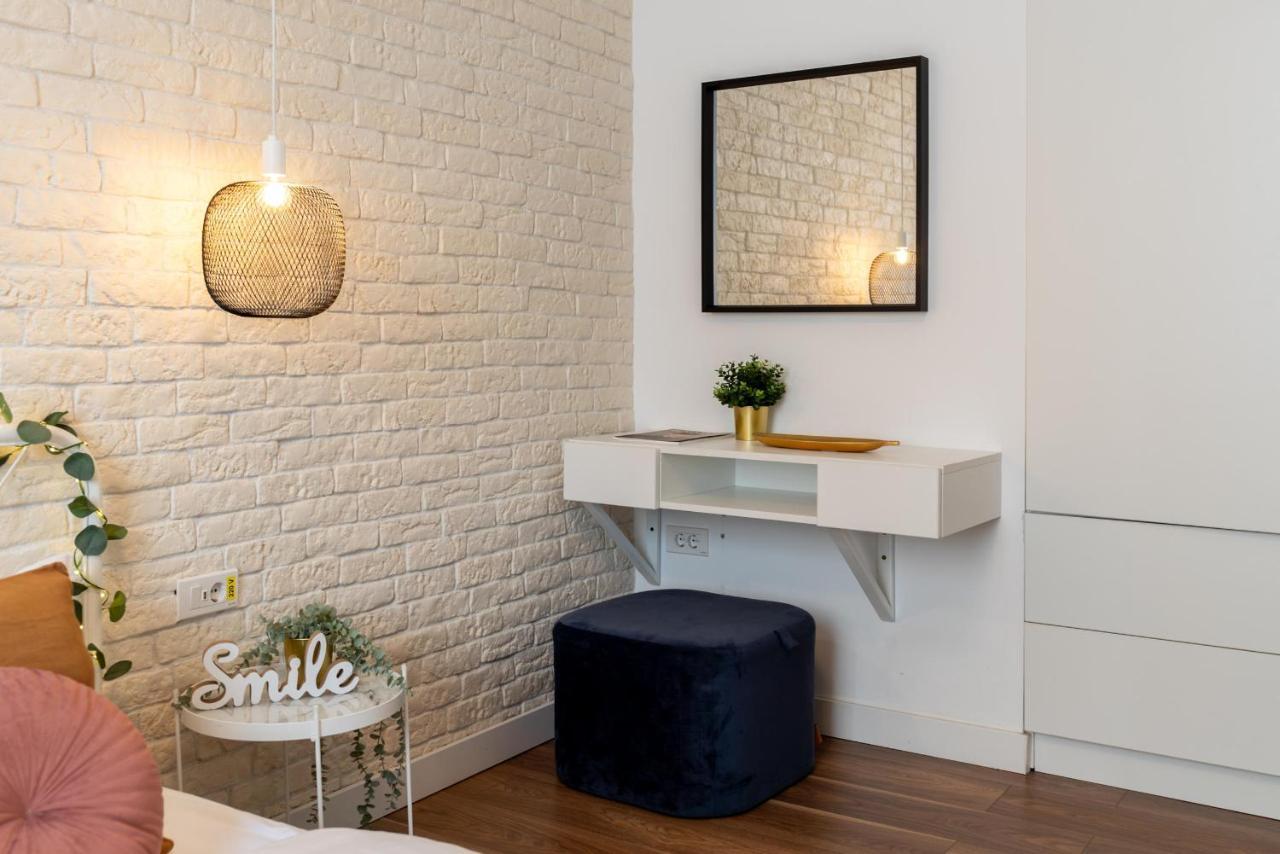 Downtown Retreat: Spacious 2-Br By Unirii Square Boekarest Buitenkant foto