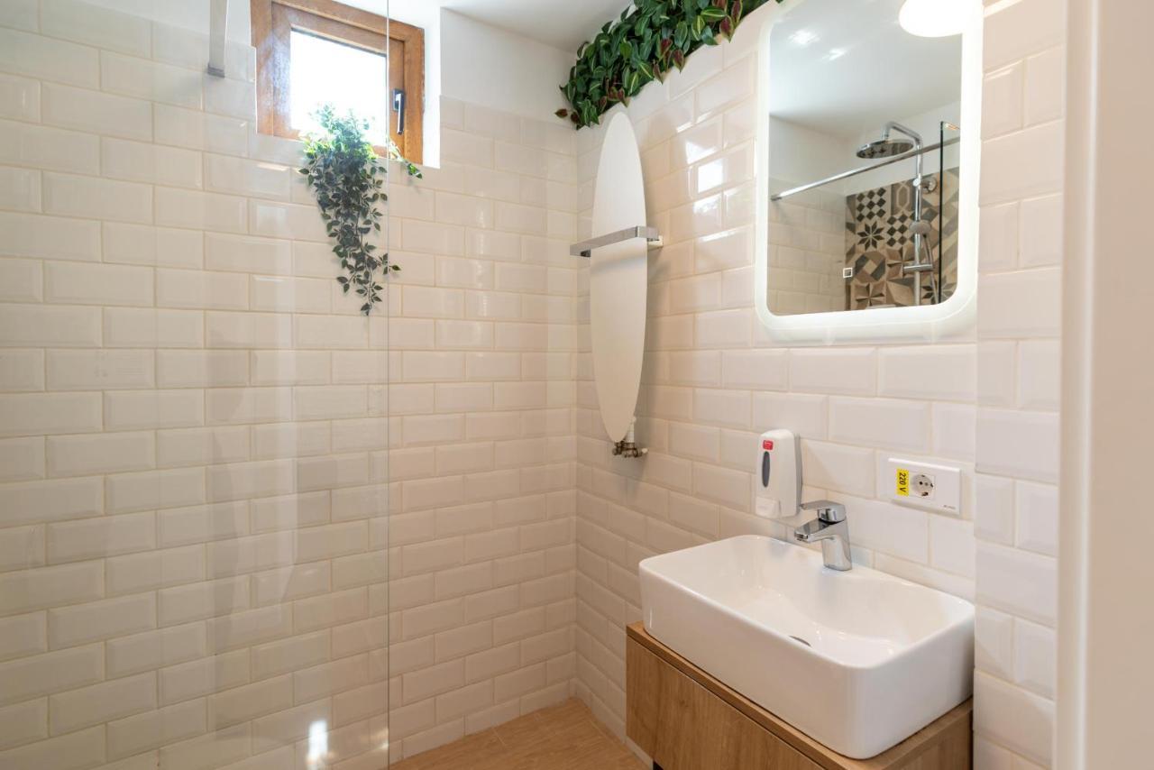 Downtown Retreat: Spacious 2-Br By Unirii Square Boekarest Buitenkant foto