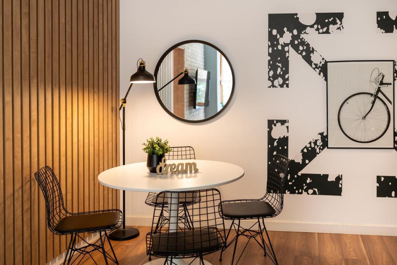 Downtown Retreat: Spacious 2-Br By Unirii Square Boekarest Buitenkant foto