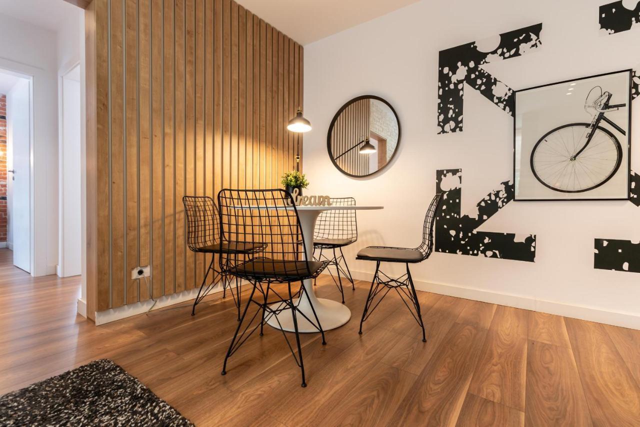 Downtown Retreat: Spacious 2-Br By Unirii Square Boekarest Buitenkant foto