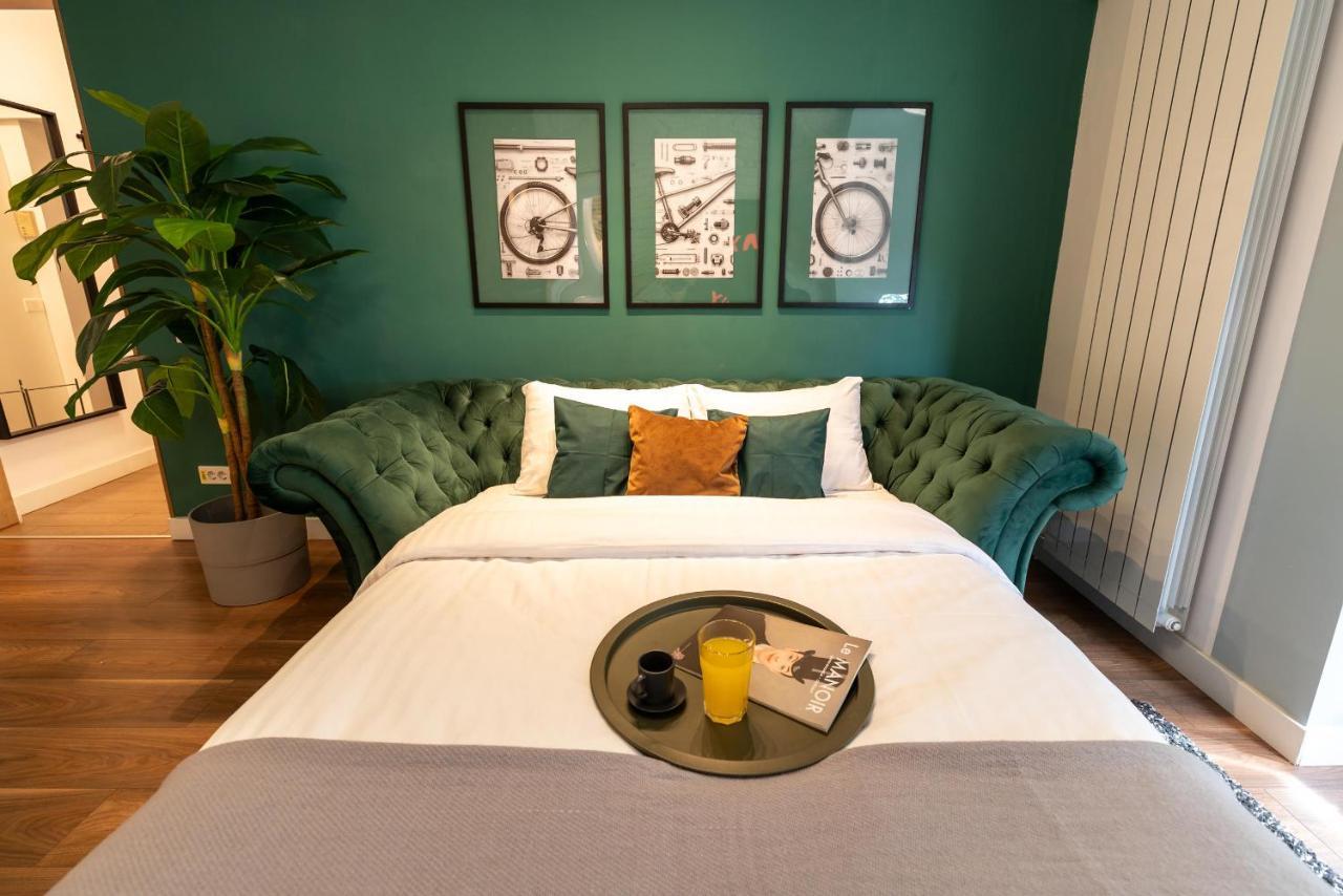 Downtown Retreat: Spacious 2-Br By Unirii Square Boekarest Buitenkant foto